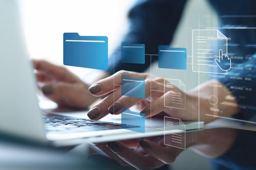 Laptop und digitale Akten